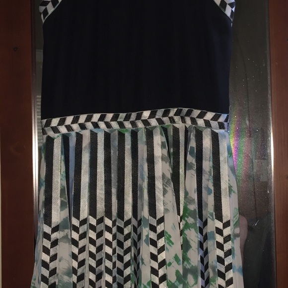 Halter style dress - Picture 3 of 4